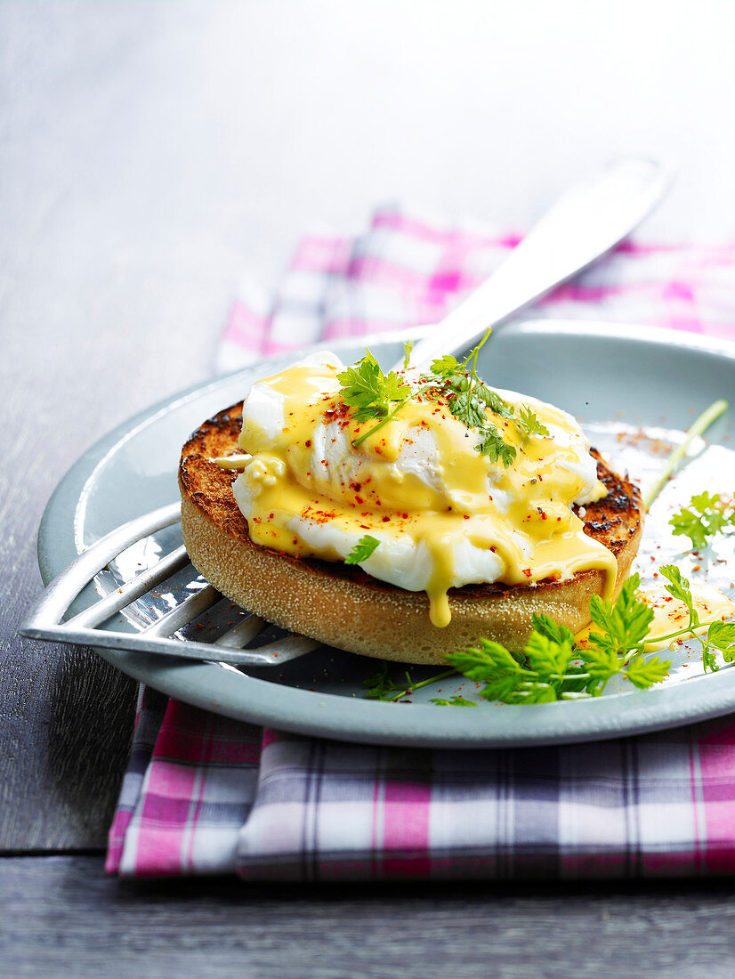 Egg Benedict (English Muffin mit pochiertem Ei und Sauce Hollandaise, USA)