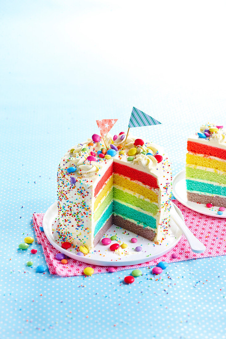 Festliche Regenbogen-Torte, angeschnitten