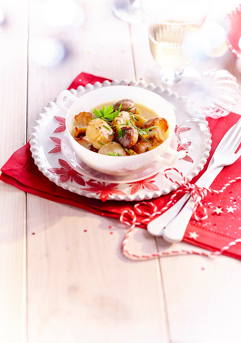 Scallops with chanterelles and chestnuts (Christmas)