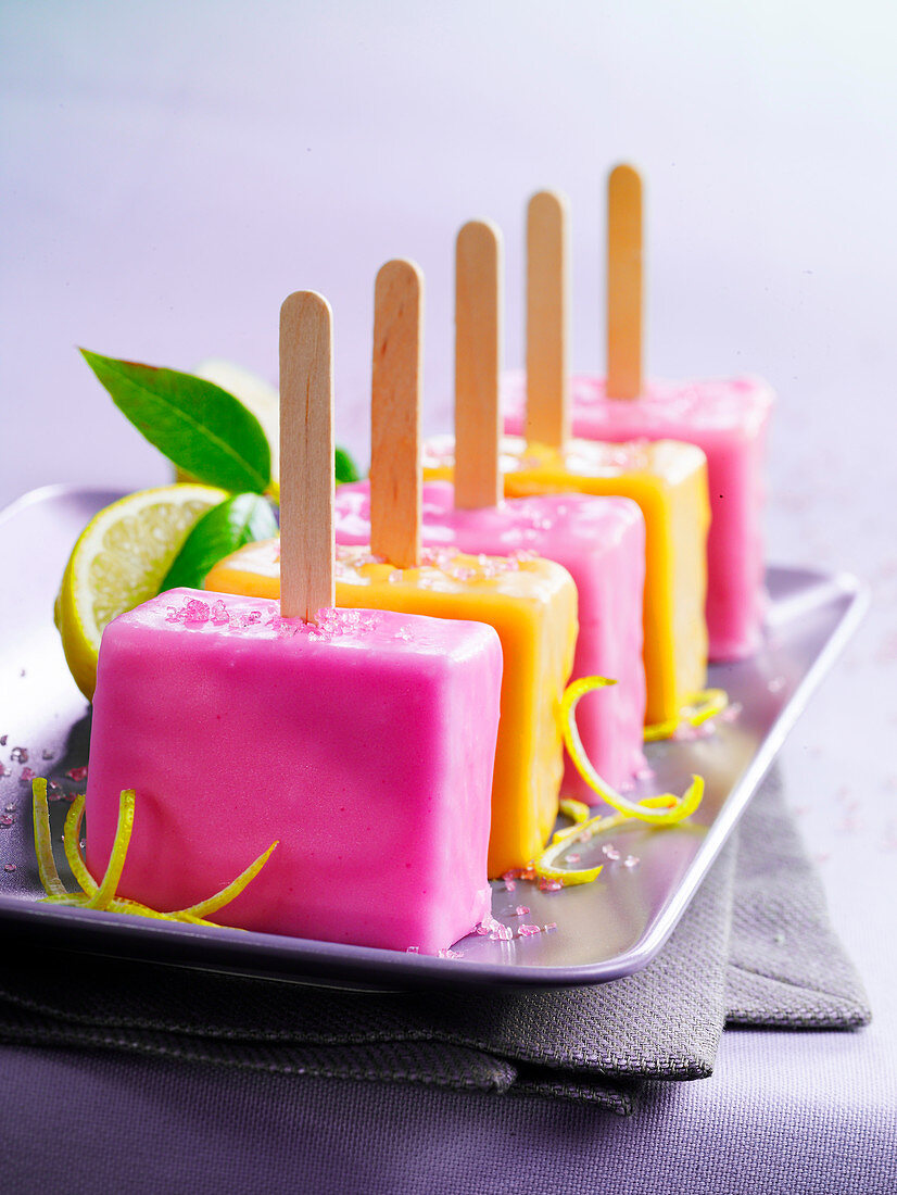 Cake lollies with strawberry and lemon icing