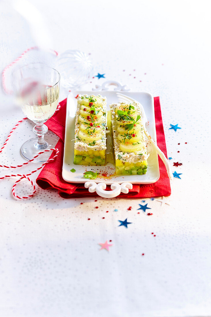 Weihnachtliche Terrine mit Krebsfleisch, Avocado und Mango