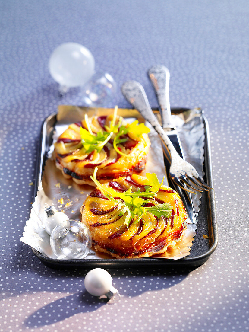 Pikante kleine Tatin-Törtchen mit Kartoffeln und Entenbrust (weihnachtlich)