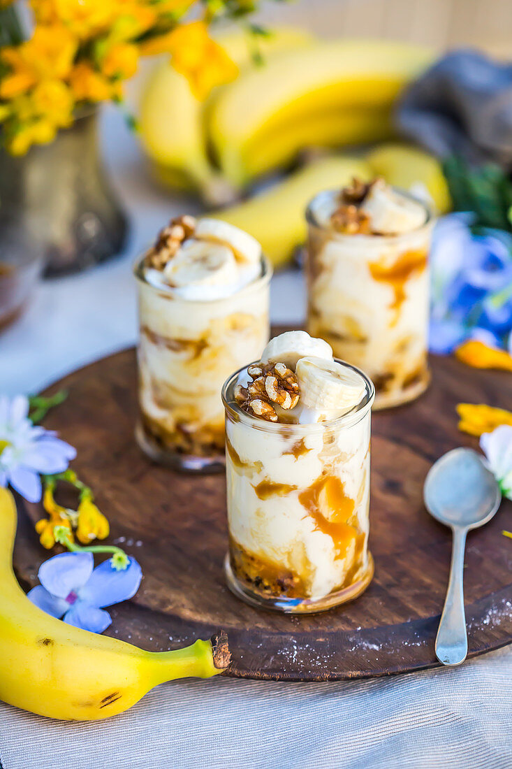 Vanilla ice cream with bananas, walnuts and toffee sauce