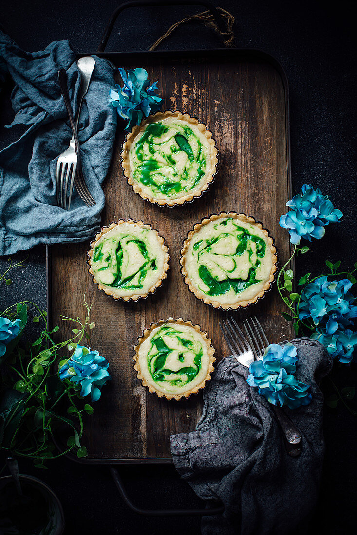 Spicy tartlets with watercress and cream cheese