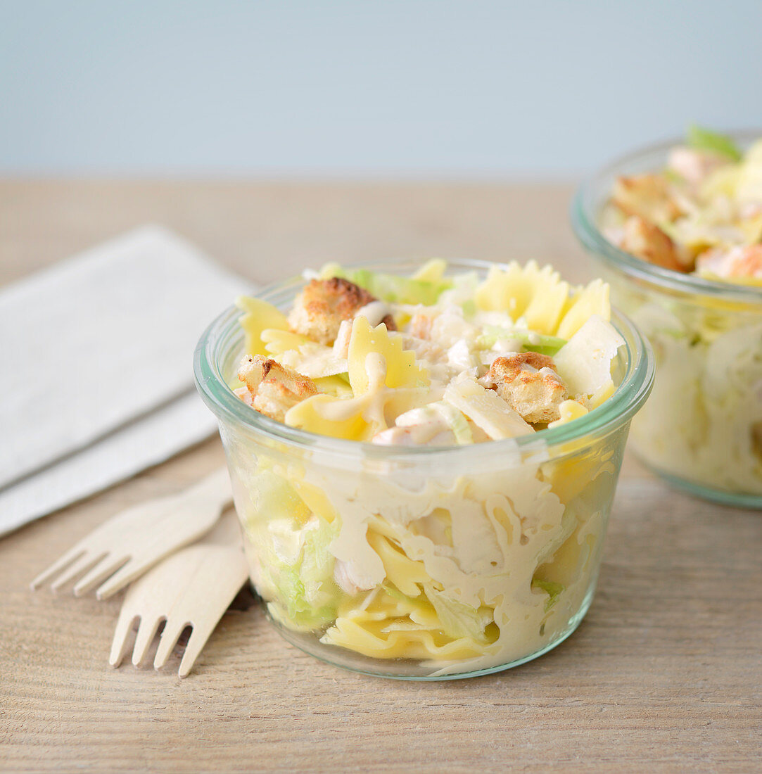 Nudelsalat mit Farfalle, Hähnchen und Parmesan