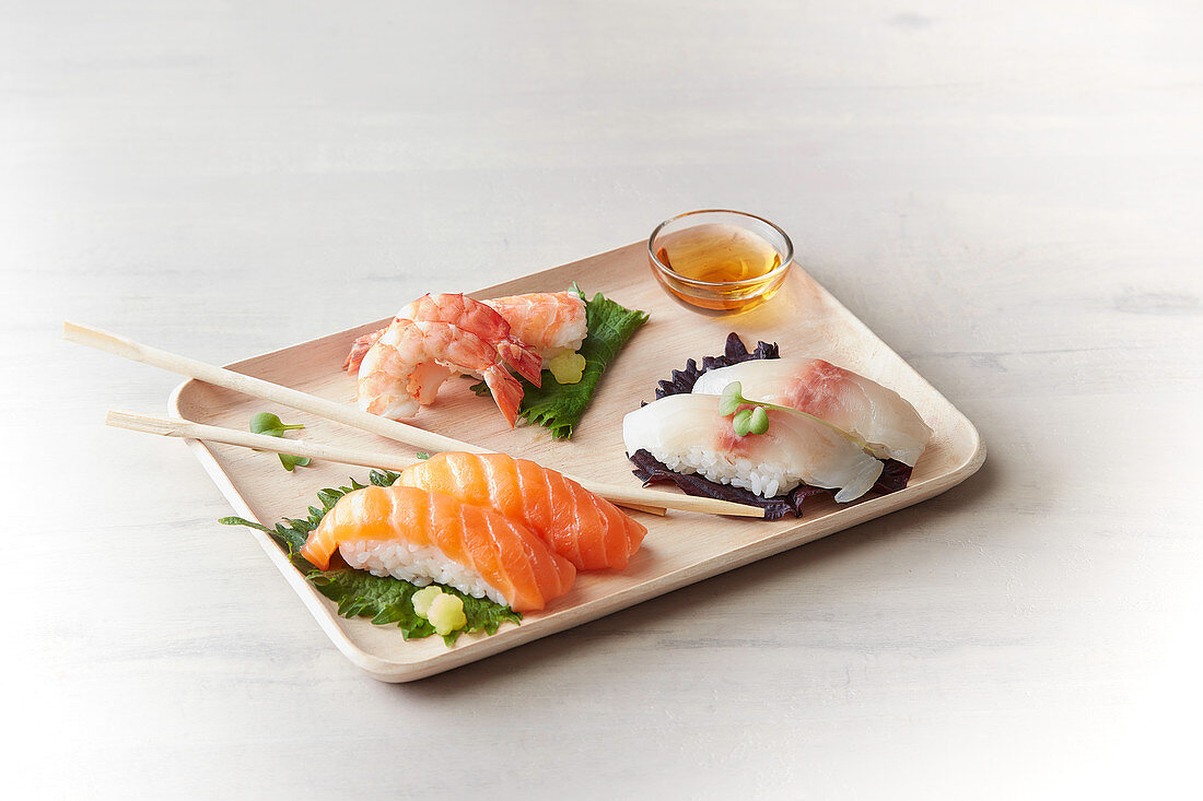 Sushi mit Seebrasse, Lachs und Garnelen (Japan)