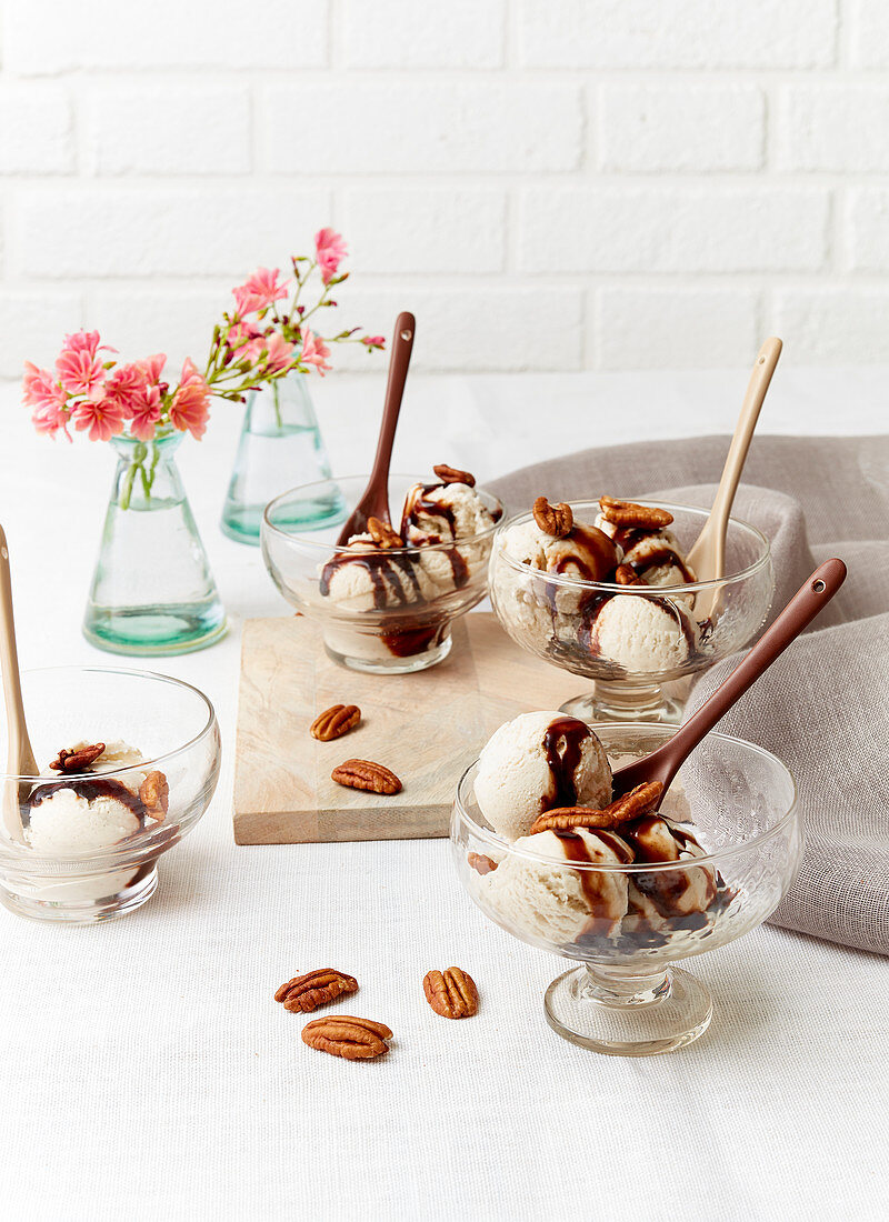 Dame Blanche mit Pekannüssen (Eisdessert)