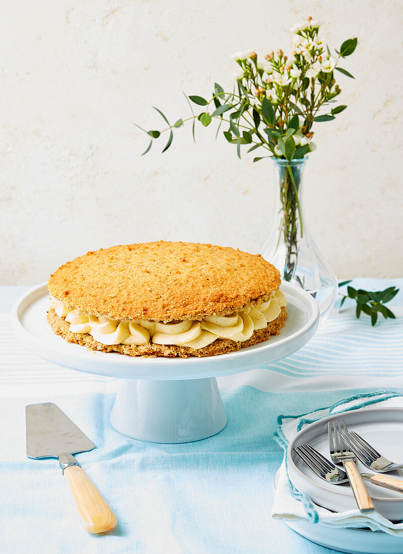 Tarte Tropezienne mit Nussboden und Cremefüllung (Frankreich)