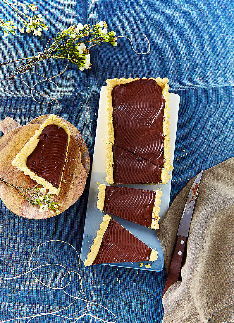 Rechteckige Tarte mit Schokoladenganache