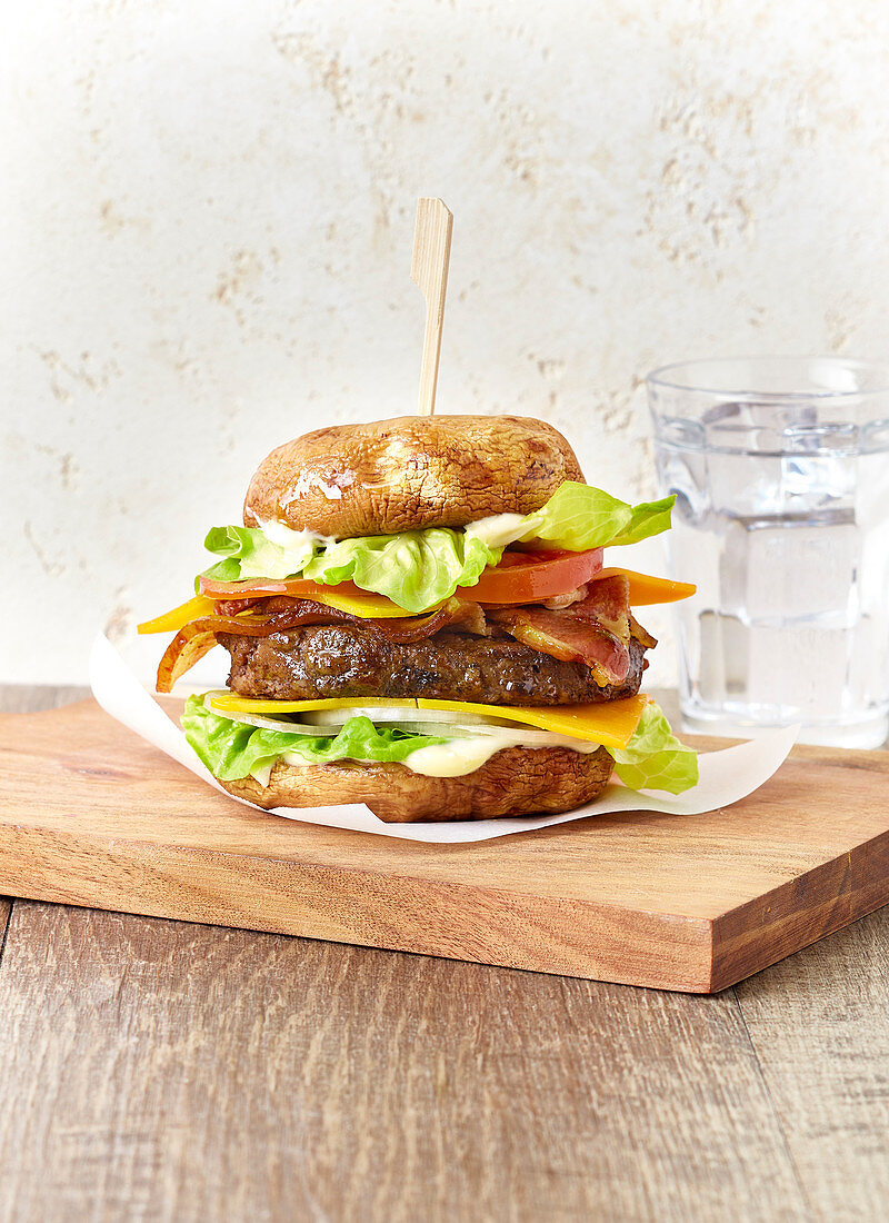 Pilzburger mit Hackfleisch, Speck, Käse und Tomate