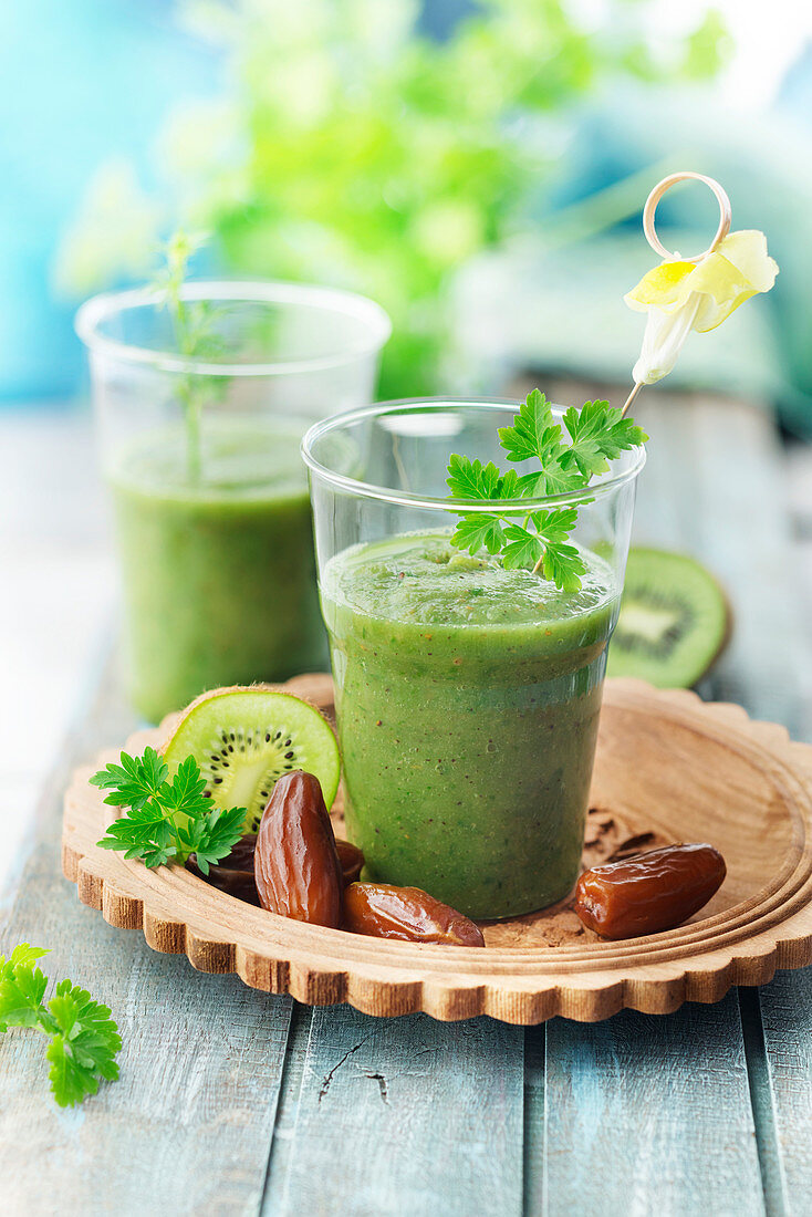 Green smoothie with dates, kiwi, parsley and cucumber