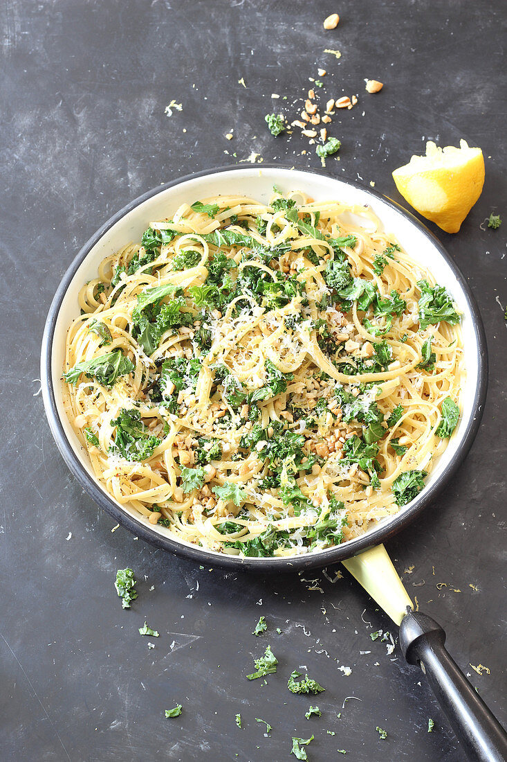 Pasta with kale and nuts
