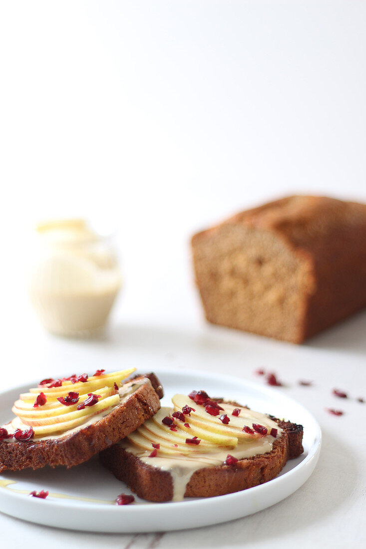 Gingerbread slices with apple