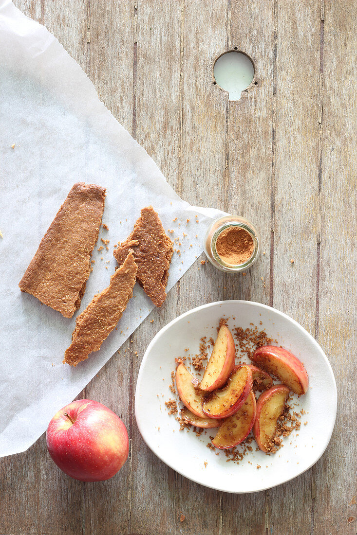 Fried apple slices with speculaas crumbs