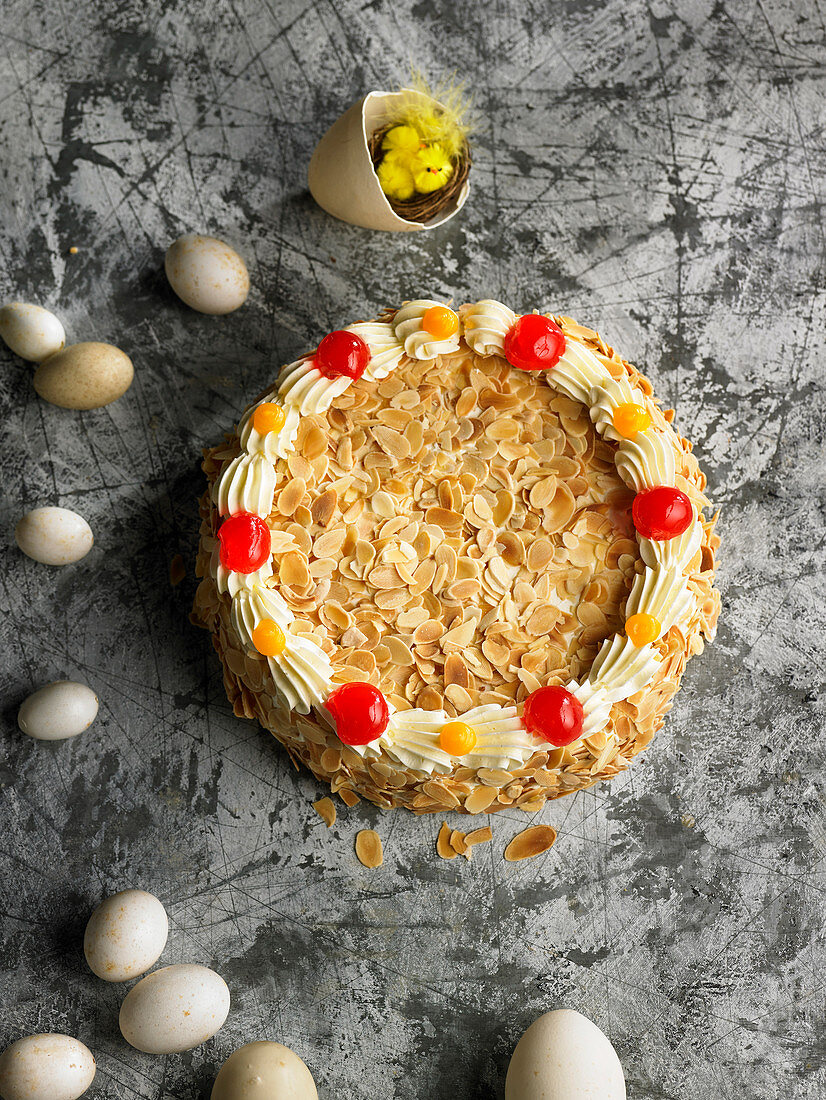 Österliche Buttercremetorte mit Mandeln