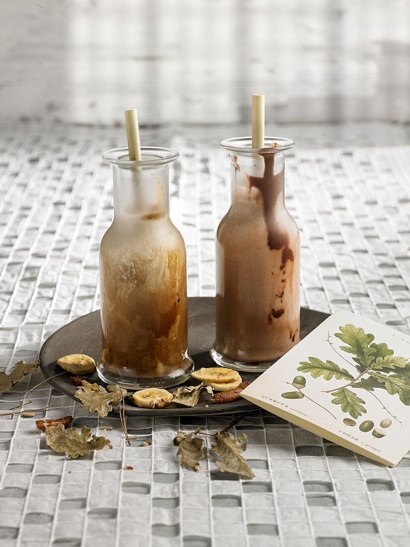 Herbstlicher Chai-Milchshake in Glasflaschen