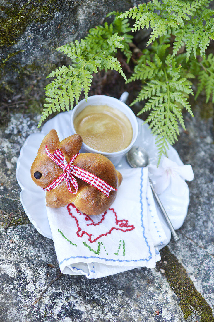 Ostergebäck in Hasenform serviert mit Kaffee