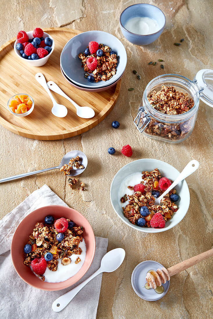 Crunchy muesli with yoghurt and berries