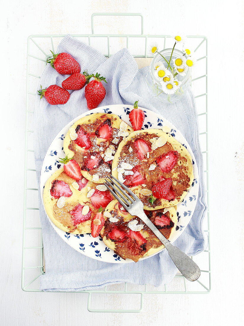 Strawberry pancakes with almonds
