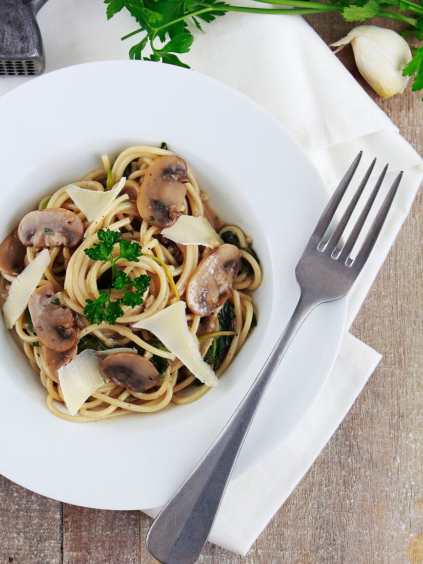 Spaghetti with spinach, mushrooms and parmesan