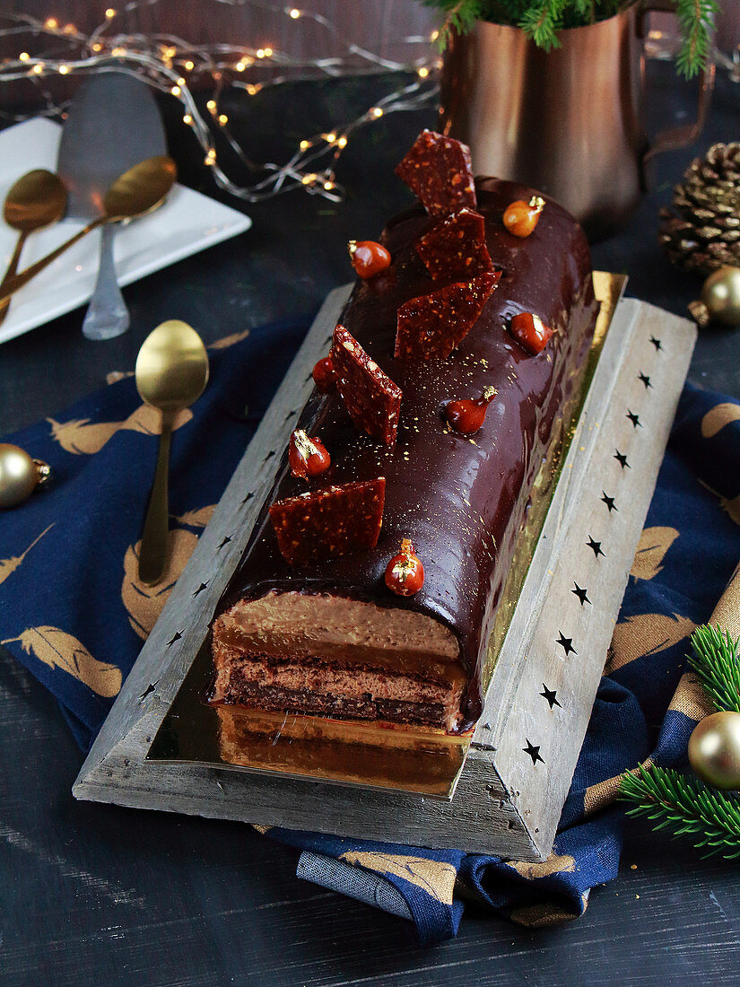 Log cake with chocolate, praline and caramel cream