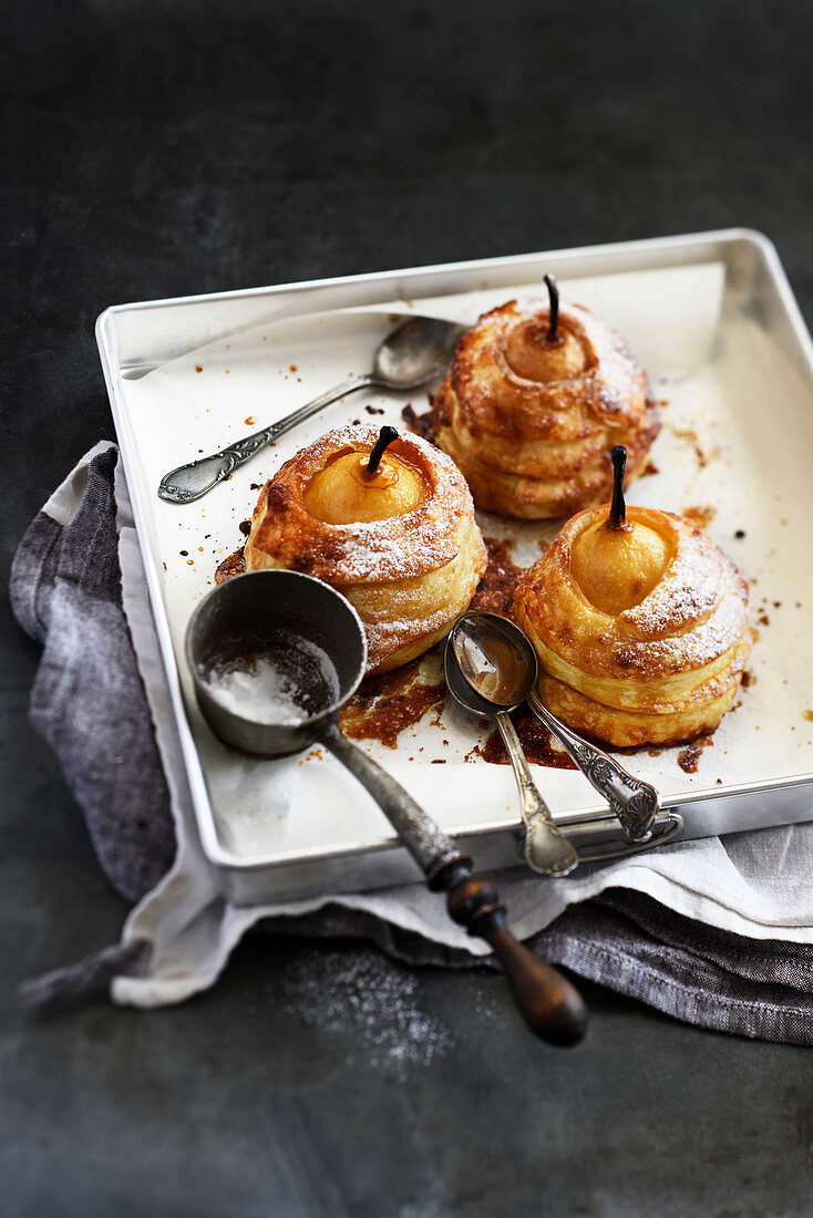 Pears with almond-cinnamon cream in puff pastry