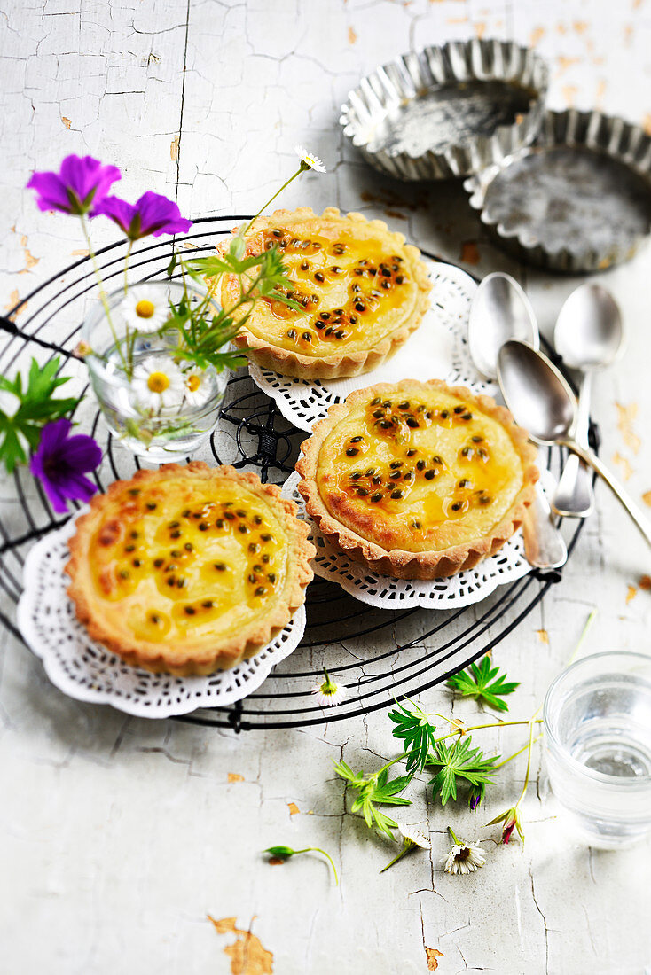 Passionsfrucht-Tartelettes mit Kokos