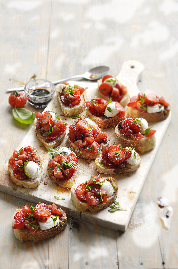 Bruschetta mit Erdbeeren und Mozzarella