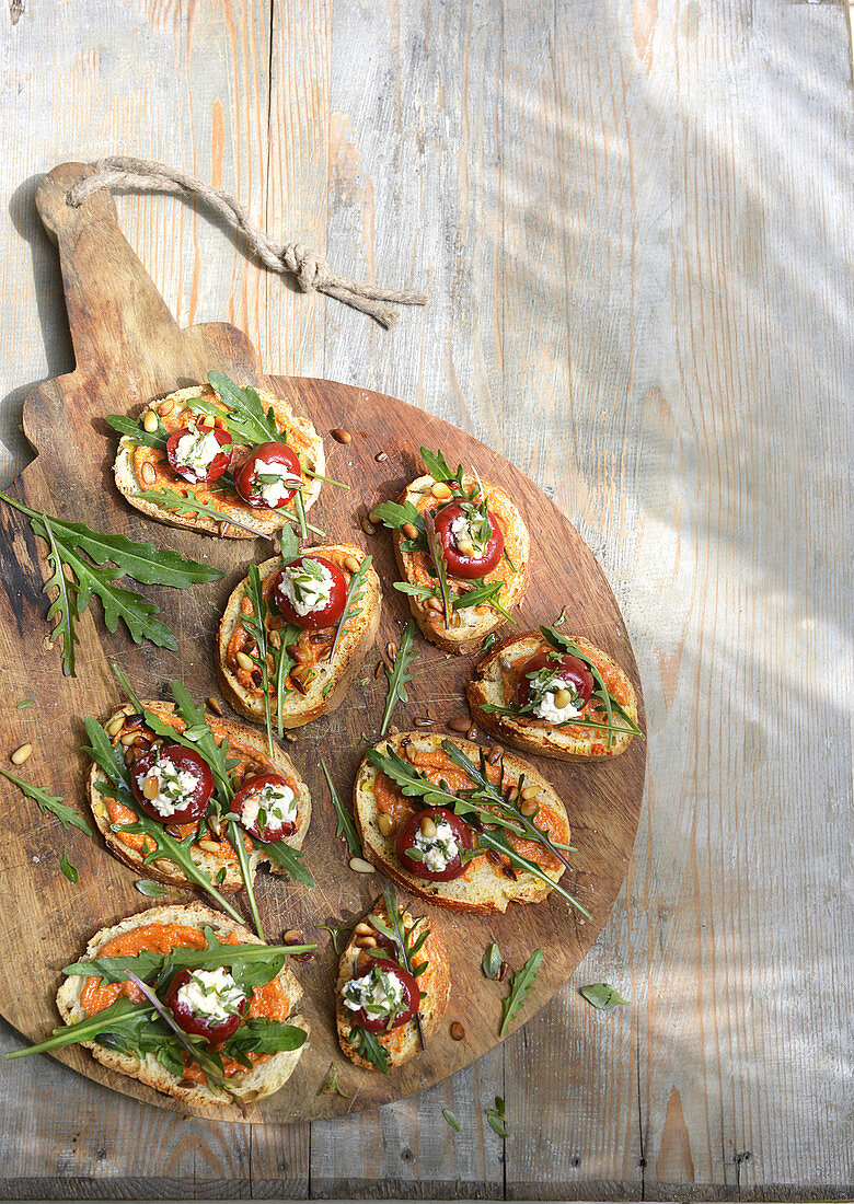 Bruschetta with hummus, piquillo peppers and rocket salad