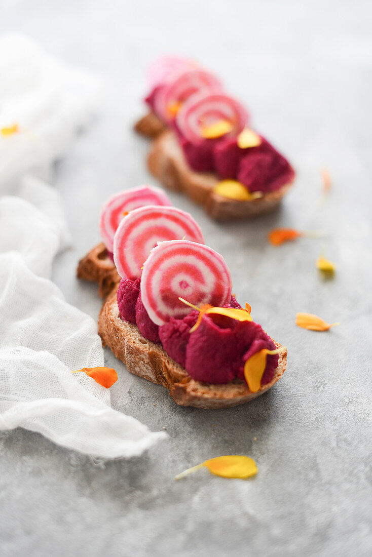 Tartine with beetroot hummus