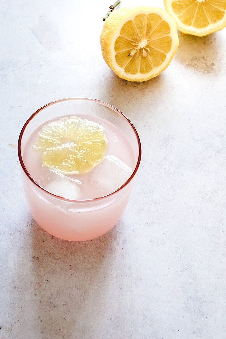 Rosafarbener Cocktail