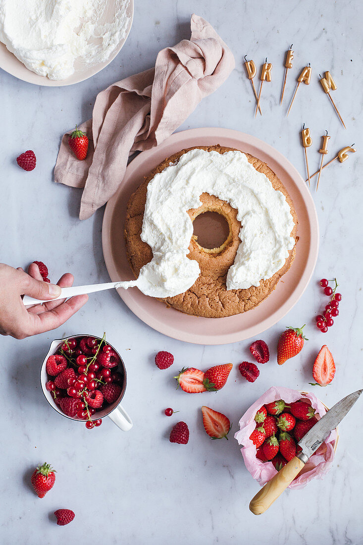 Preparing a ring-shaped birthday cake