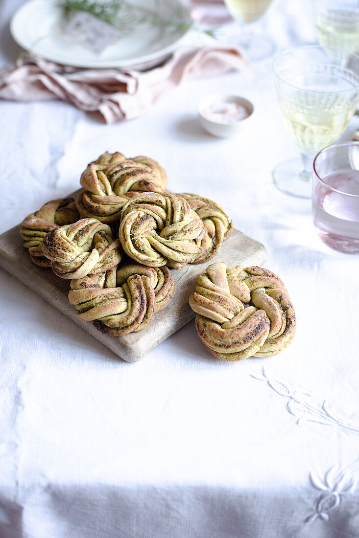 Pesto knots