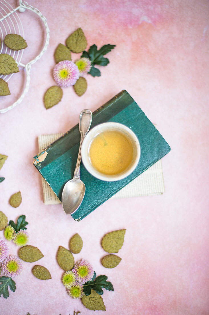 Tea served with matcha cookies