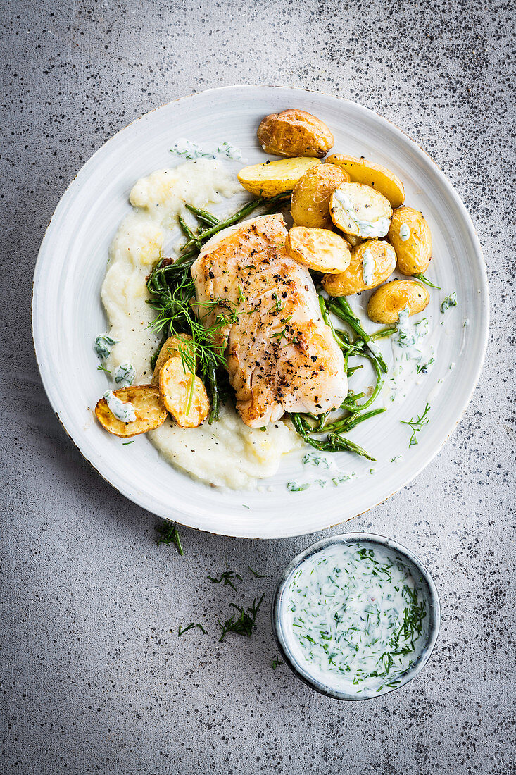Fish with celery, fried potatoes and cream