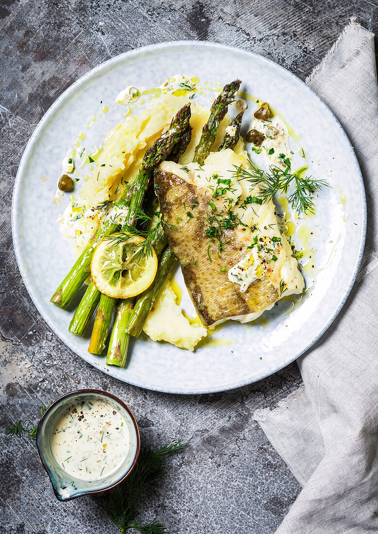 Fish with green asparagus and mashed potatoes