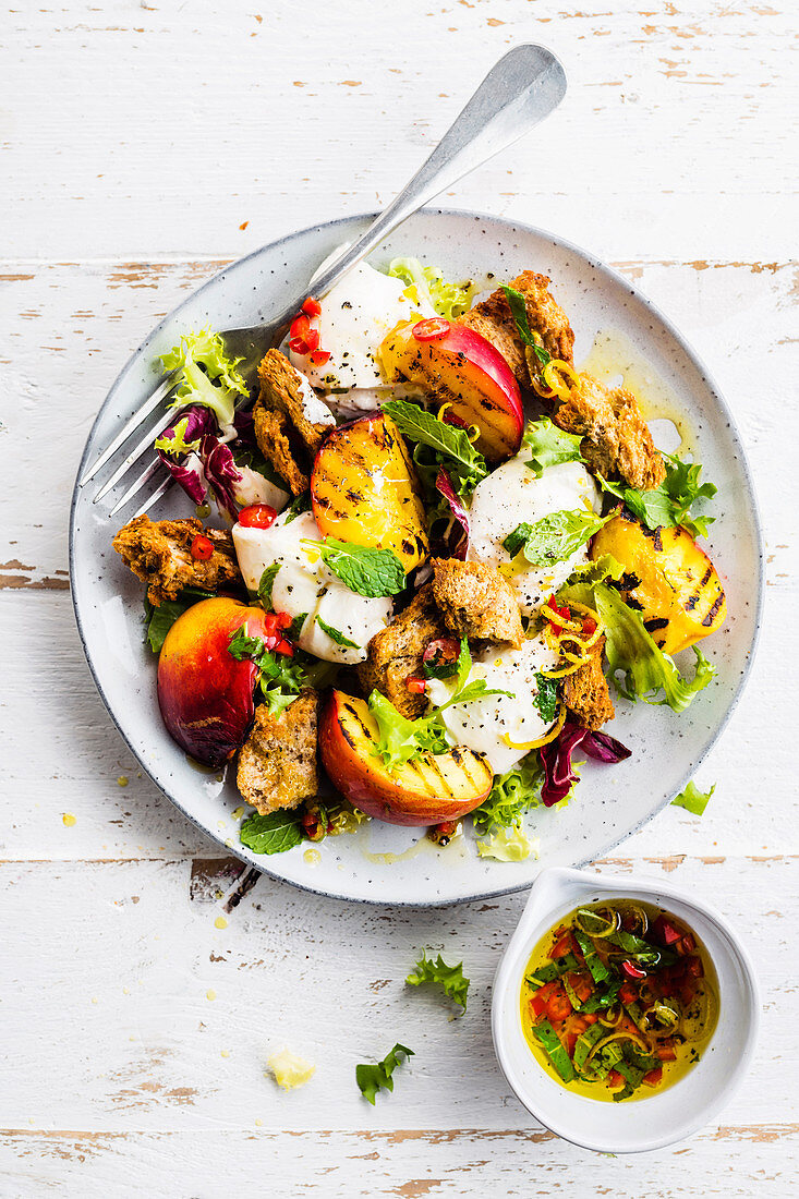 Salad with grilled nectarines and burrata
