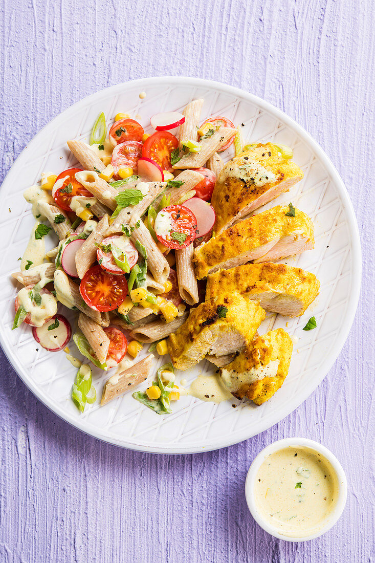 Hähnchenschnitzel mit Curry dazu Pastasalat mit Radieschen und Tomaten