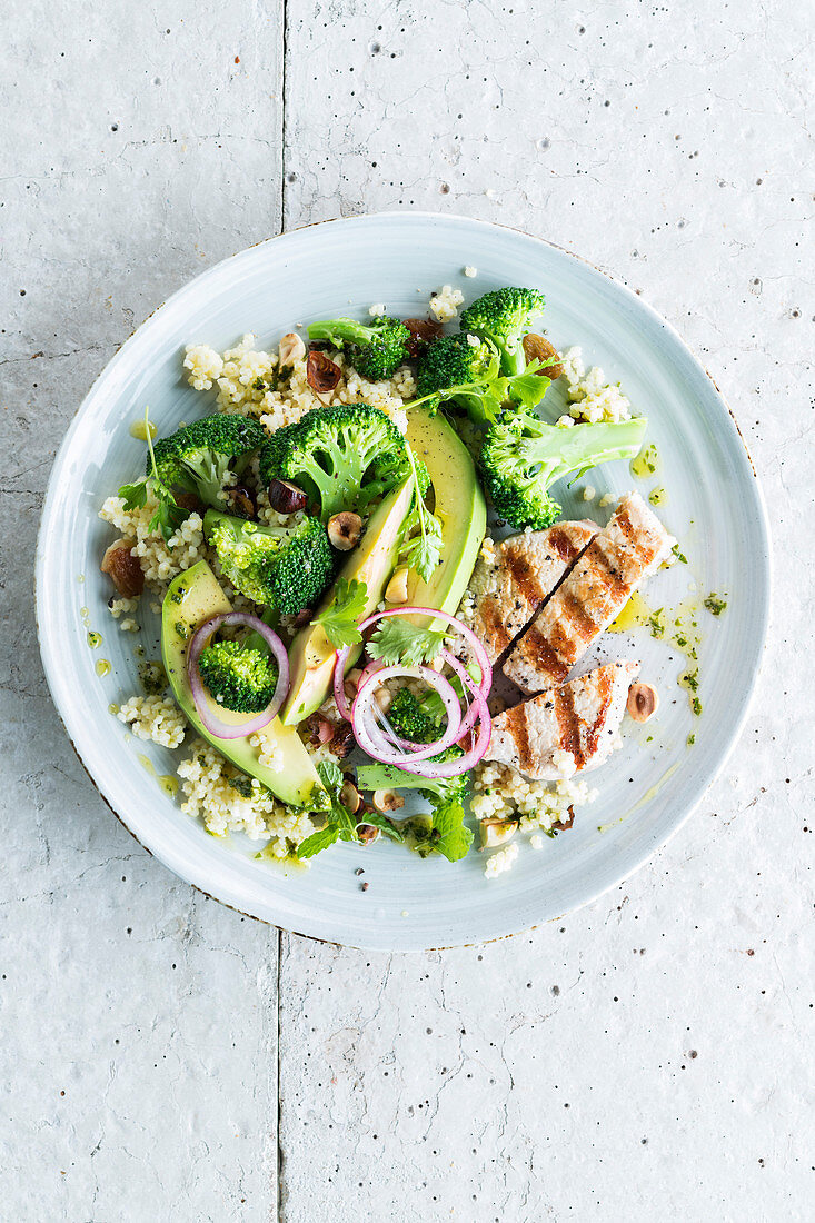 Gegrilltes Schweinefilet dazu Hirsesalat mit Brokkoli und Avocado