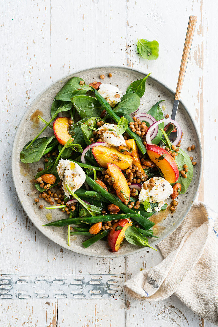 Spinach salad with lentils, green beans, nectarines and mozzarella