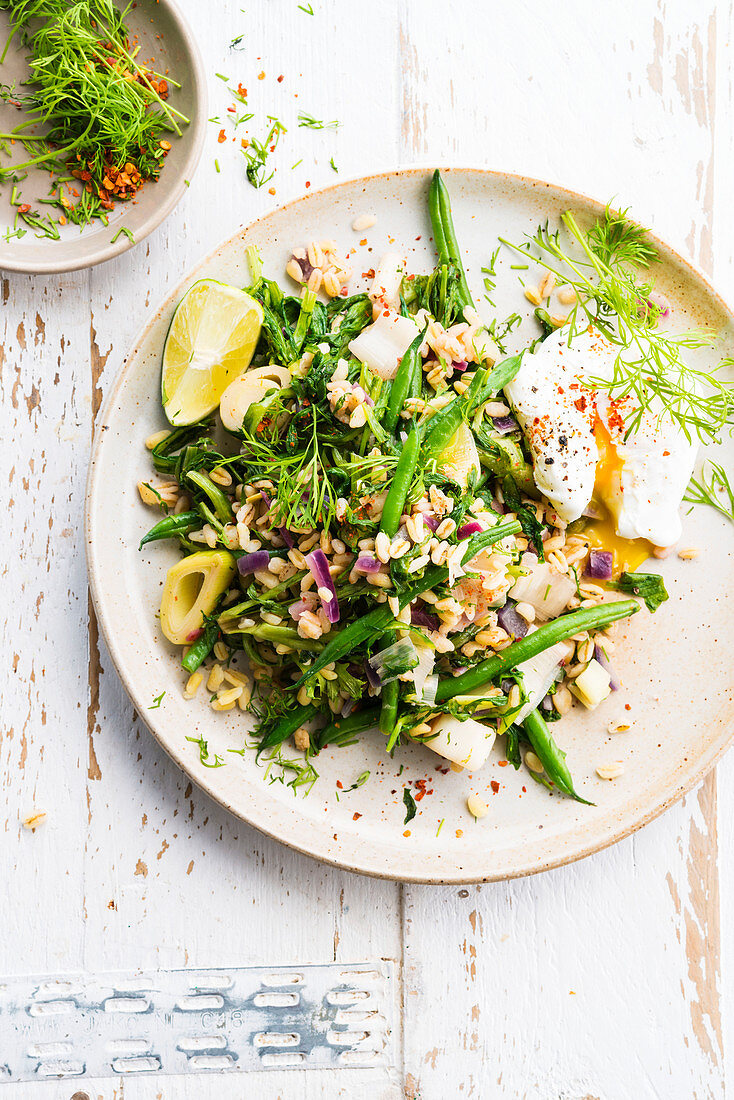 Grain salad with green beans, leek and poached egg