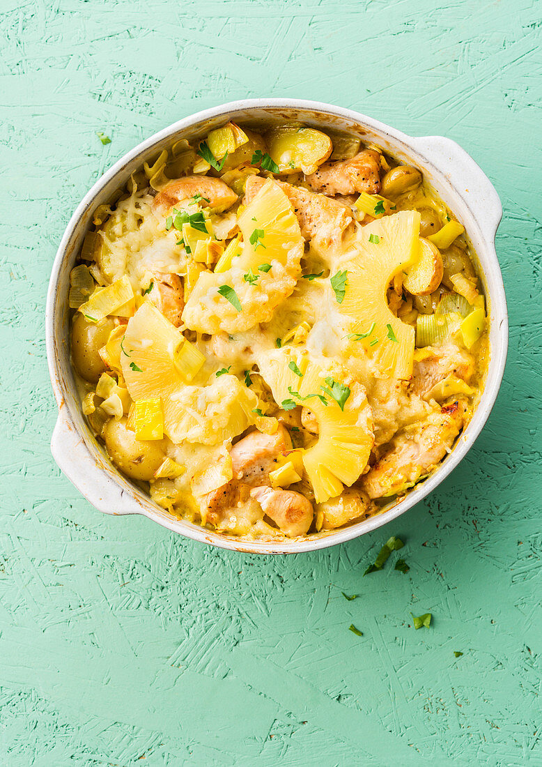 Gratin with chicken, potatoes, leek and pineapple (Hawaii)