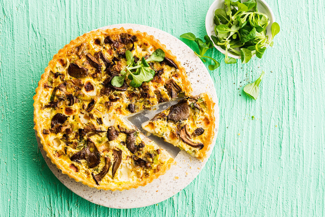 Oyster mushroom quiche with leek, cheese and lamb's lettuce
