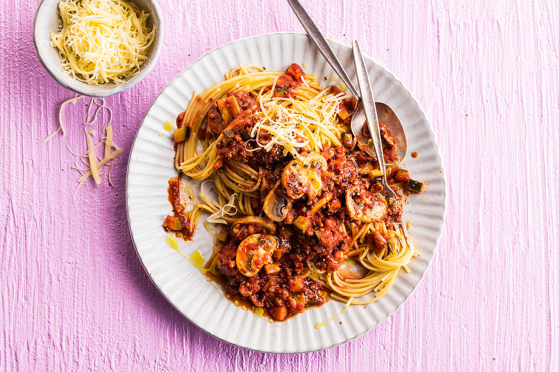 Spaghetti bolognese with mushrooms