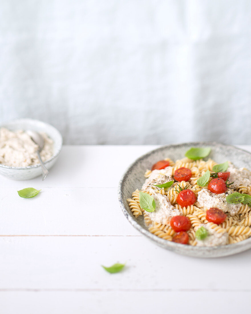 Fusilli mit Auberginencreme und Kirschtomaten