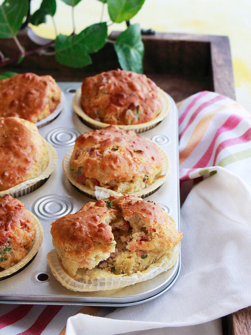Spicy muffins with ham and cantal cheese