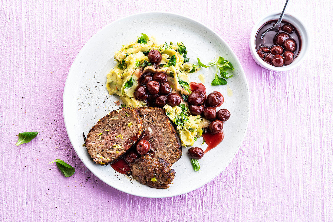 Lammhackbraten, Sauerkirschen, Kartoffelpüree und Feldsalat