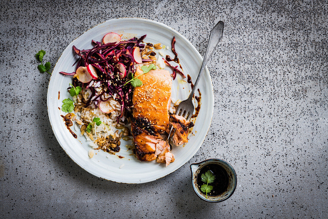 Lachs mit Rotkohl-Kimchi und Reis (Korea)