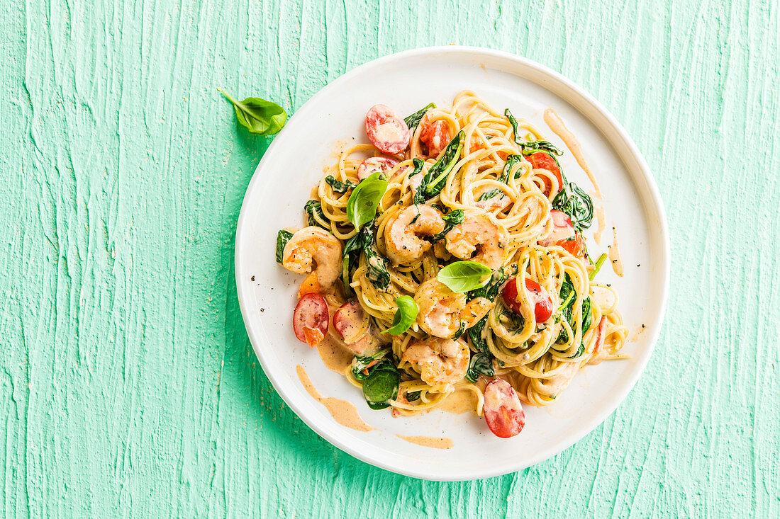 Spaghetti with prawns and garlic sauce