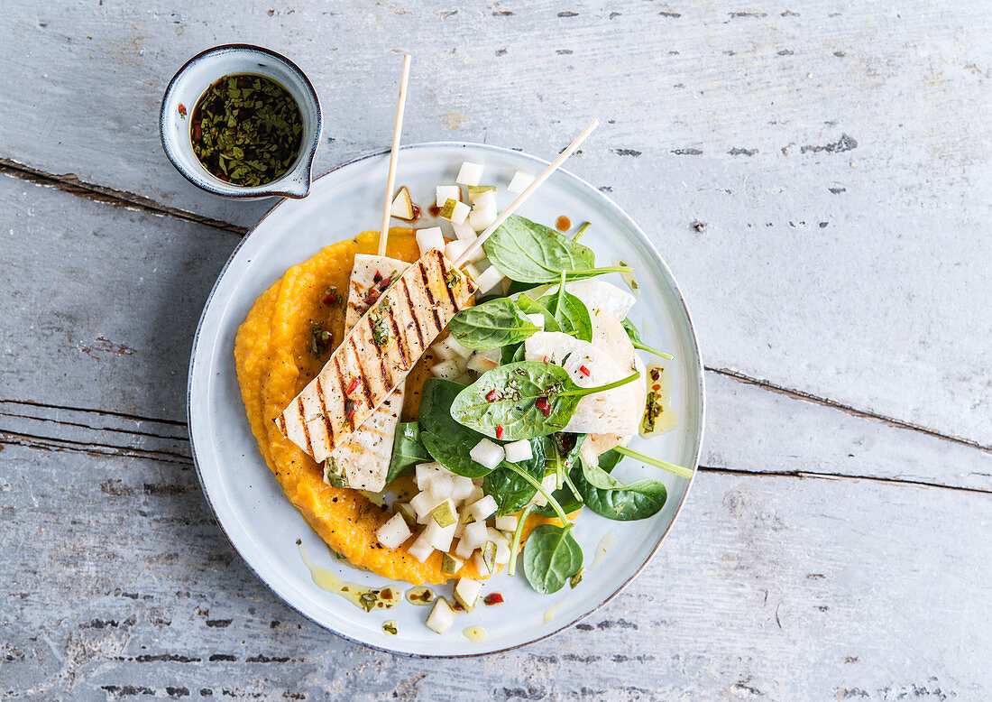 Paneer skewer with mashed carrots, kohlrabi and spinach